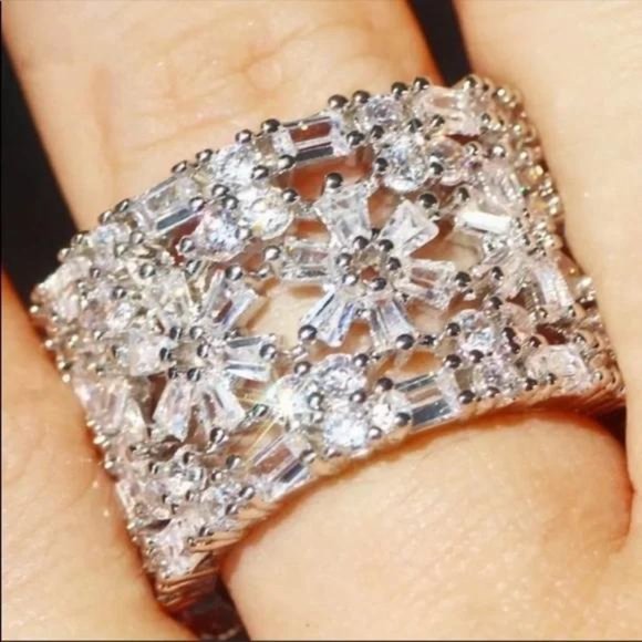 NEW 18 CT 925 STERLING SILVER DIAMOND RING, BEAUTIFUL RING, SHINY RING. - Picture 5 of 6